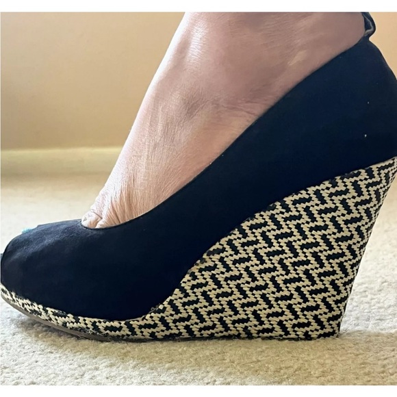 MOSSIMO VALLIE BLACK & WHITE PATTERNED WEDGE HEEL - OPEN TOE - ANKLE CLASP - 9.5 - Picture 3 of 9